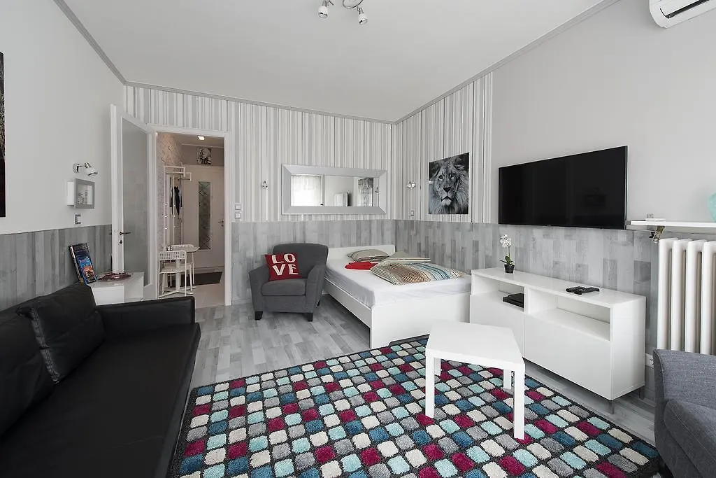 Monroe Central Budapest location